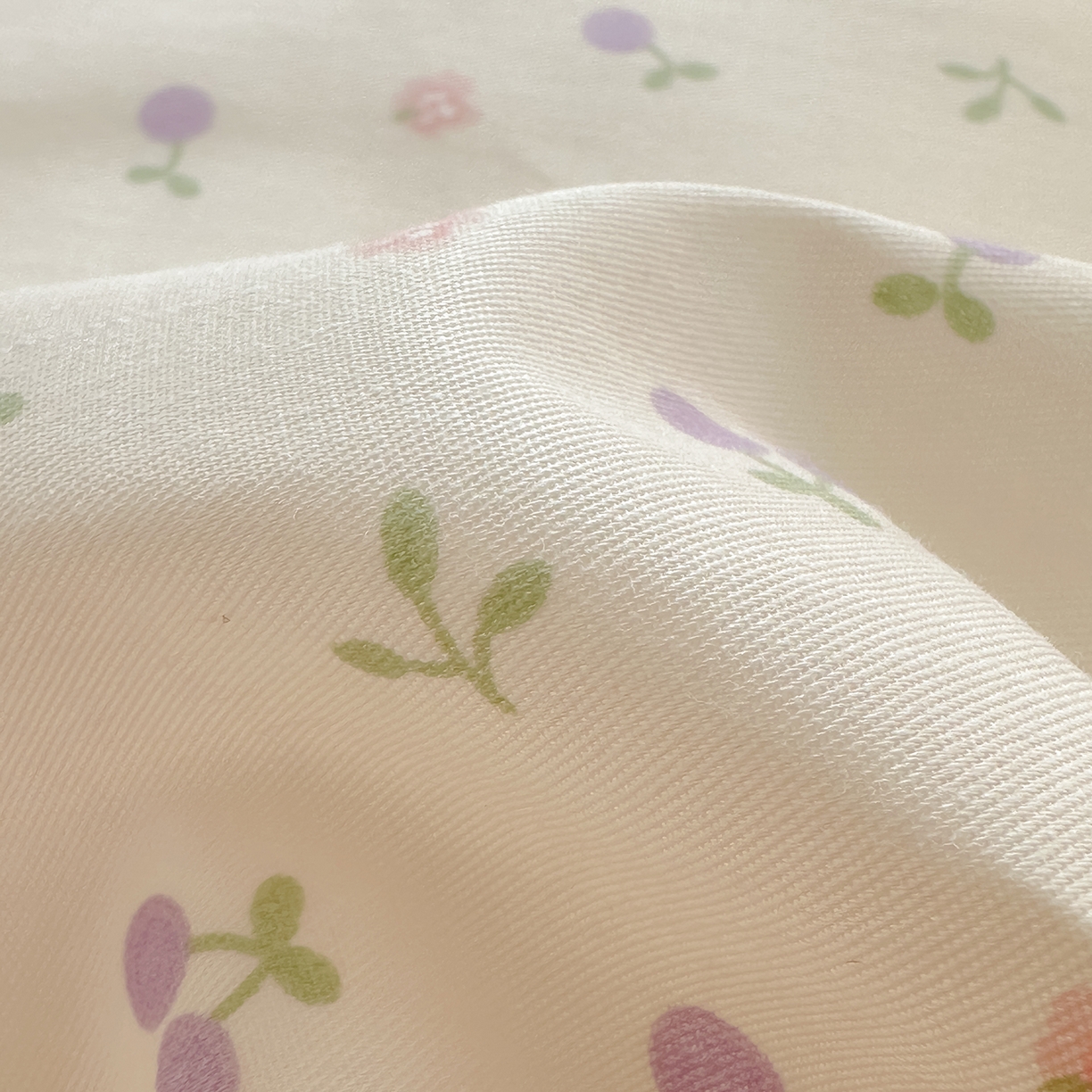 91家纺网 家纺一手货源 找家纺 麦伦家居 2026春夏新品13372全棉卡通小清新四件套 紫樱桃