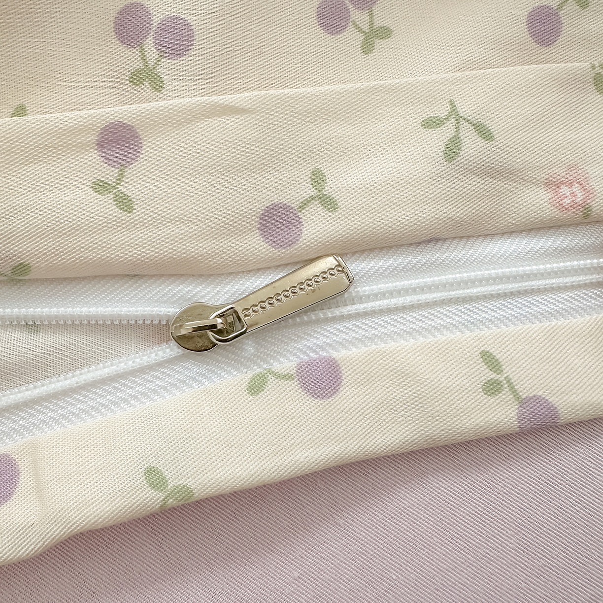 91家纺网 家纺一手货源 找家纺 麦伦家居 2026春夏新品13372全棉卡通小清新四件套 紫樱桃