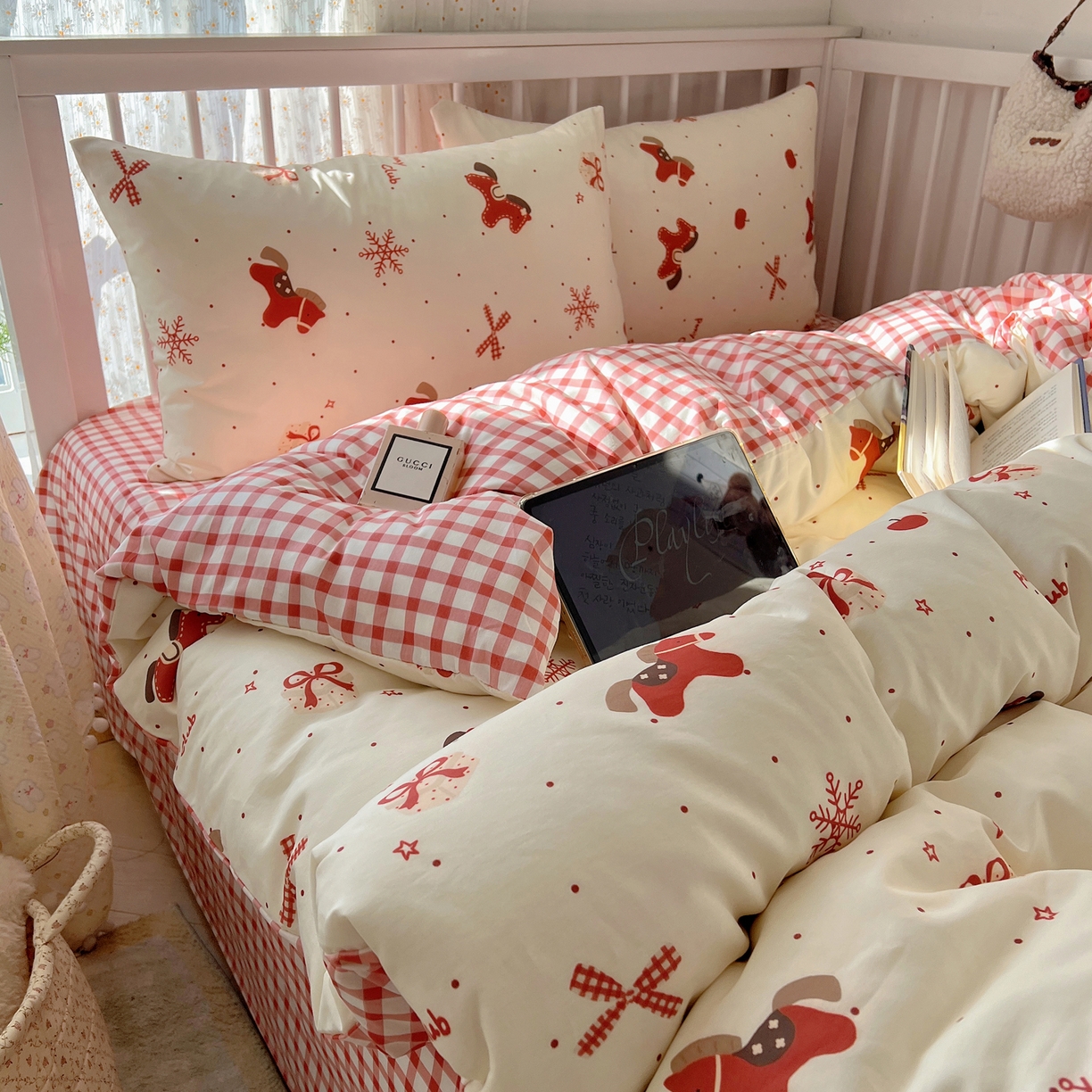 91家纺网 家纺一手货源 找家纺 桃喜 2026春夏新品全棉卡通学生三件套四件套 红色小马