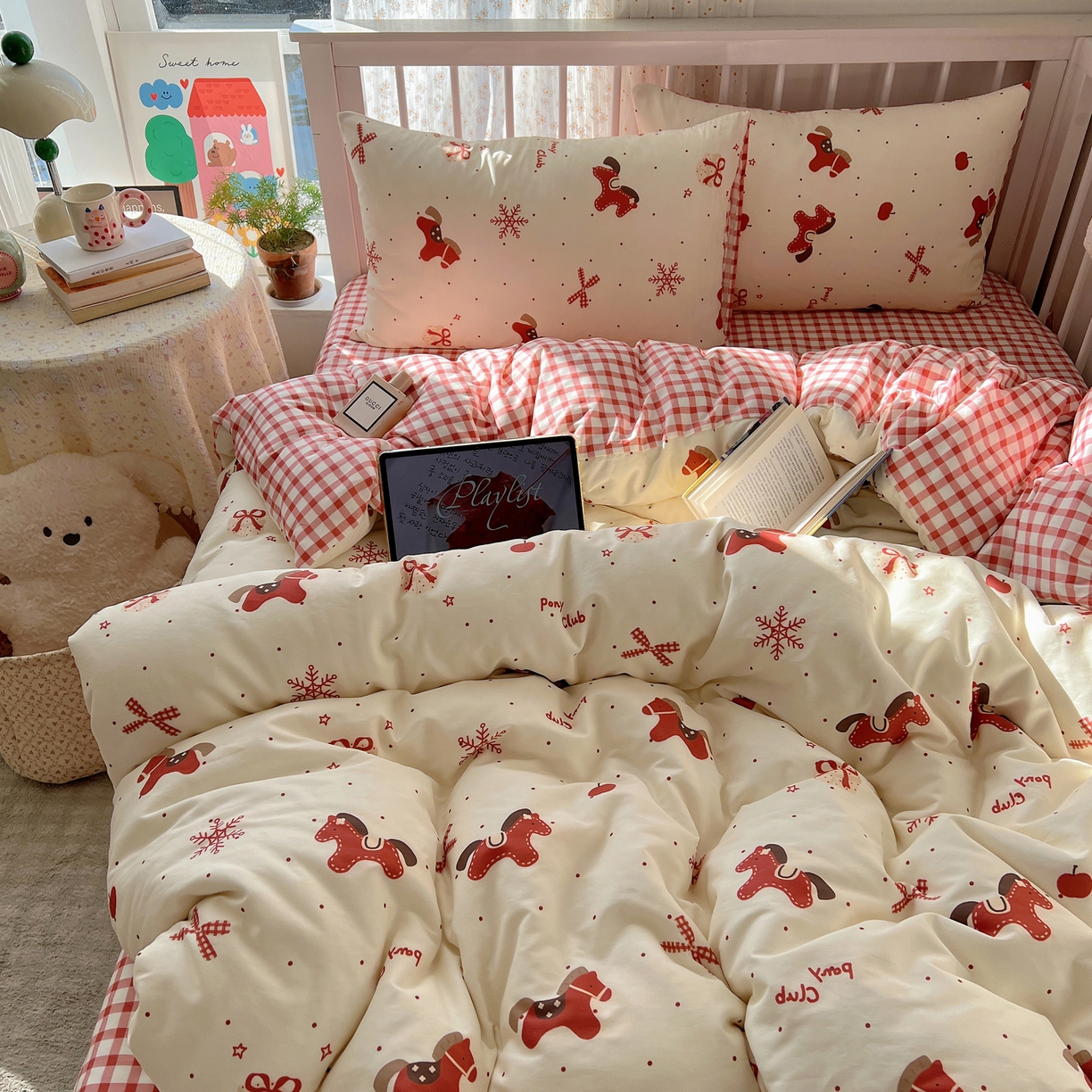 91家纺网 家纺一手货源 找家纺 桃喜 2026春夏新品全棉卡通学生三件套四件套 红色小马