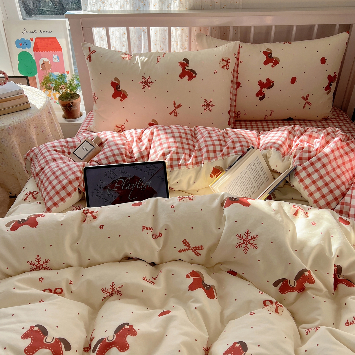 91家纺网 家纺一手货源 找家纺 桃喜 2026春夏新品全棉卡通学生三件套四件套 红色小马