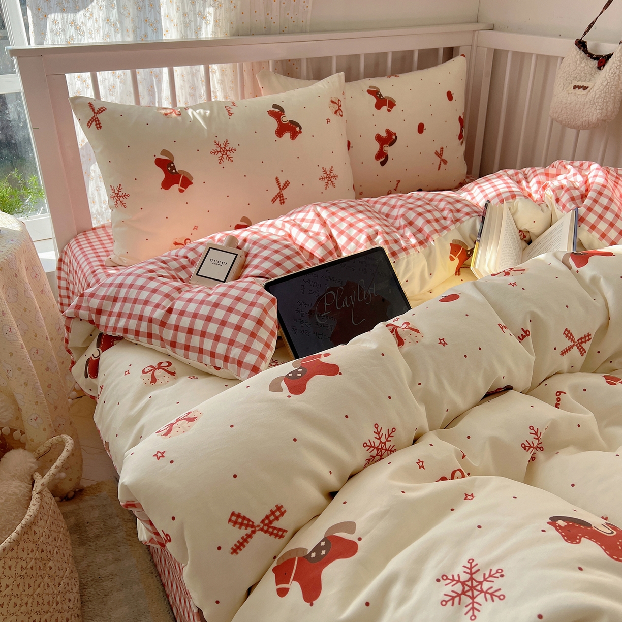 91家纺网 家纺一手货源 找家纺 桃喜 2026春夏新品全棉卡通学生三件套四件套 红色小马