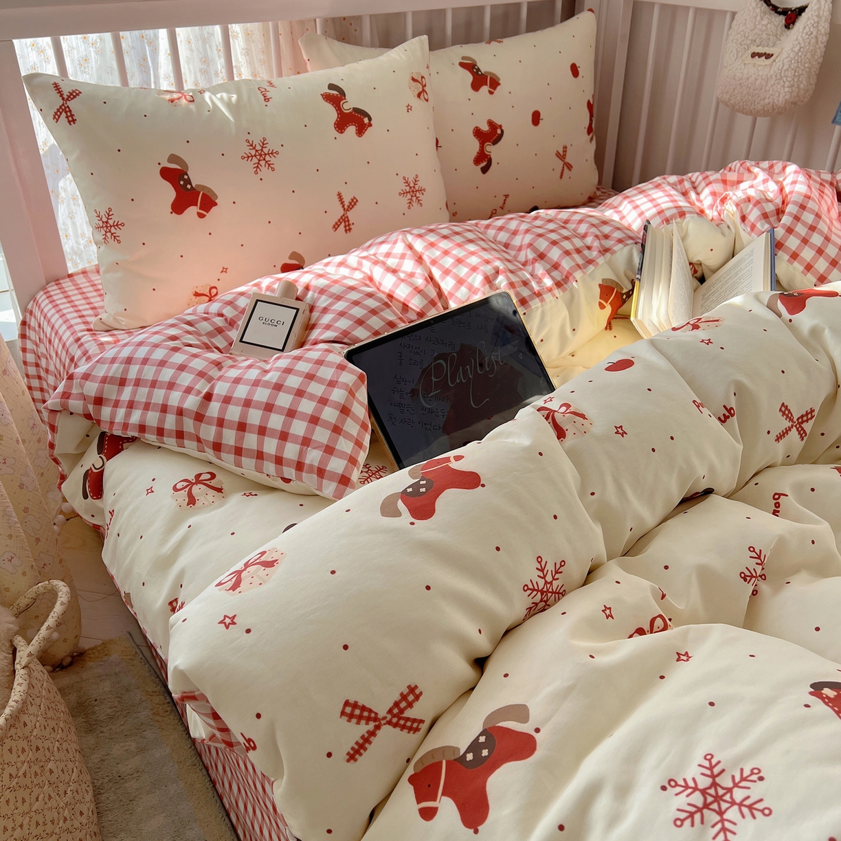 91家纺网 家纺一手货源 找家纺 桃喜 2026春夏新品全棉卡通学生三件套四件套 红色小马