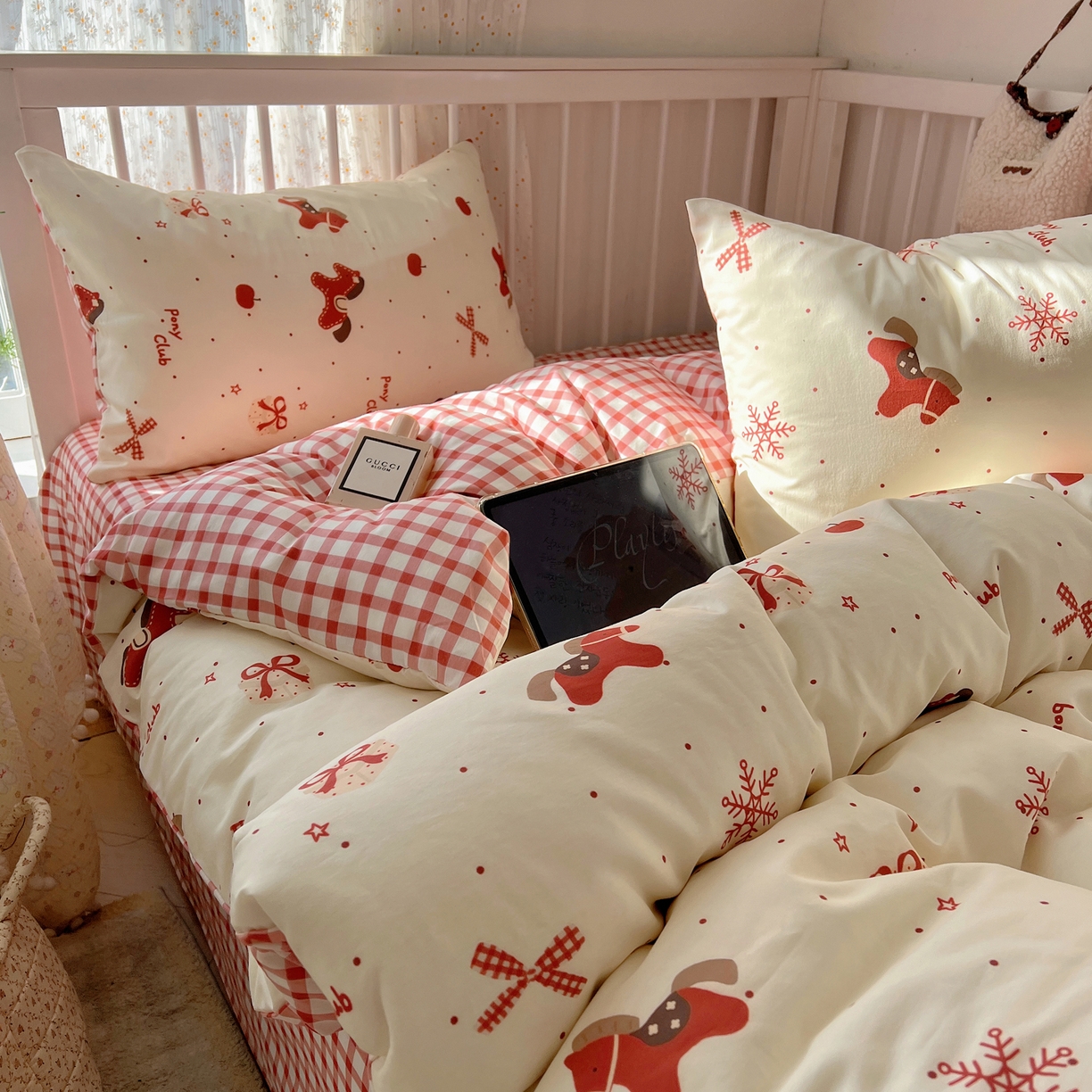 91家纺网 家纺一手货源 找家纺 桃喜 2026春夏新品全棉卡通学生三件套四件套 红色小马