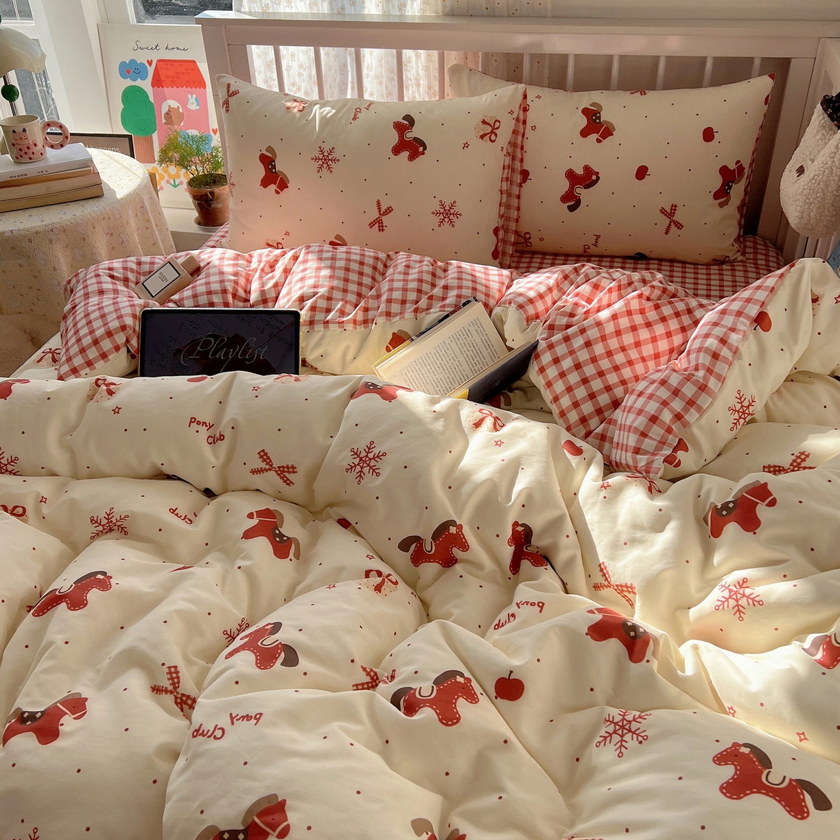 91家纺网 家纺一手货源 找家纺 桃喜 2026春夏新品全棉卡通学生三件套四件套 红色小马