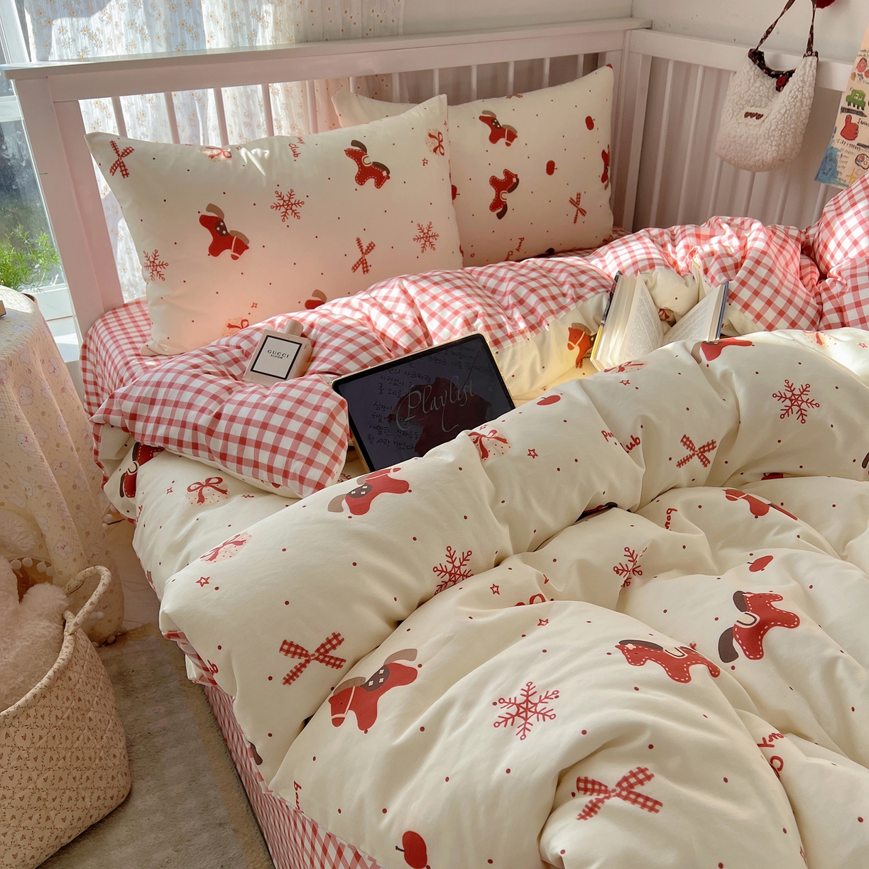 91家纺网 家纺一手货源 找家纺 桃喜 2026春夏新品全棉卡通学生三件套四件套 红色小马