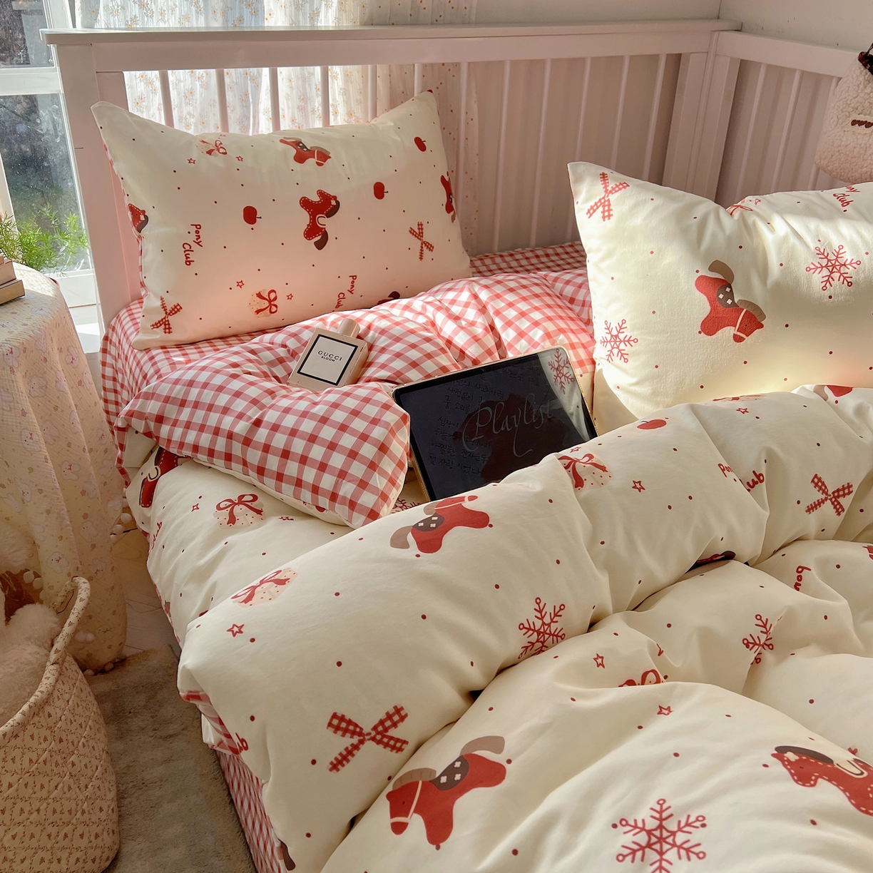 91家纺网 家纺一手货源 找家纺 桃喜 2026春夏新品全棉卡通学生三件套四件套 红色小马