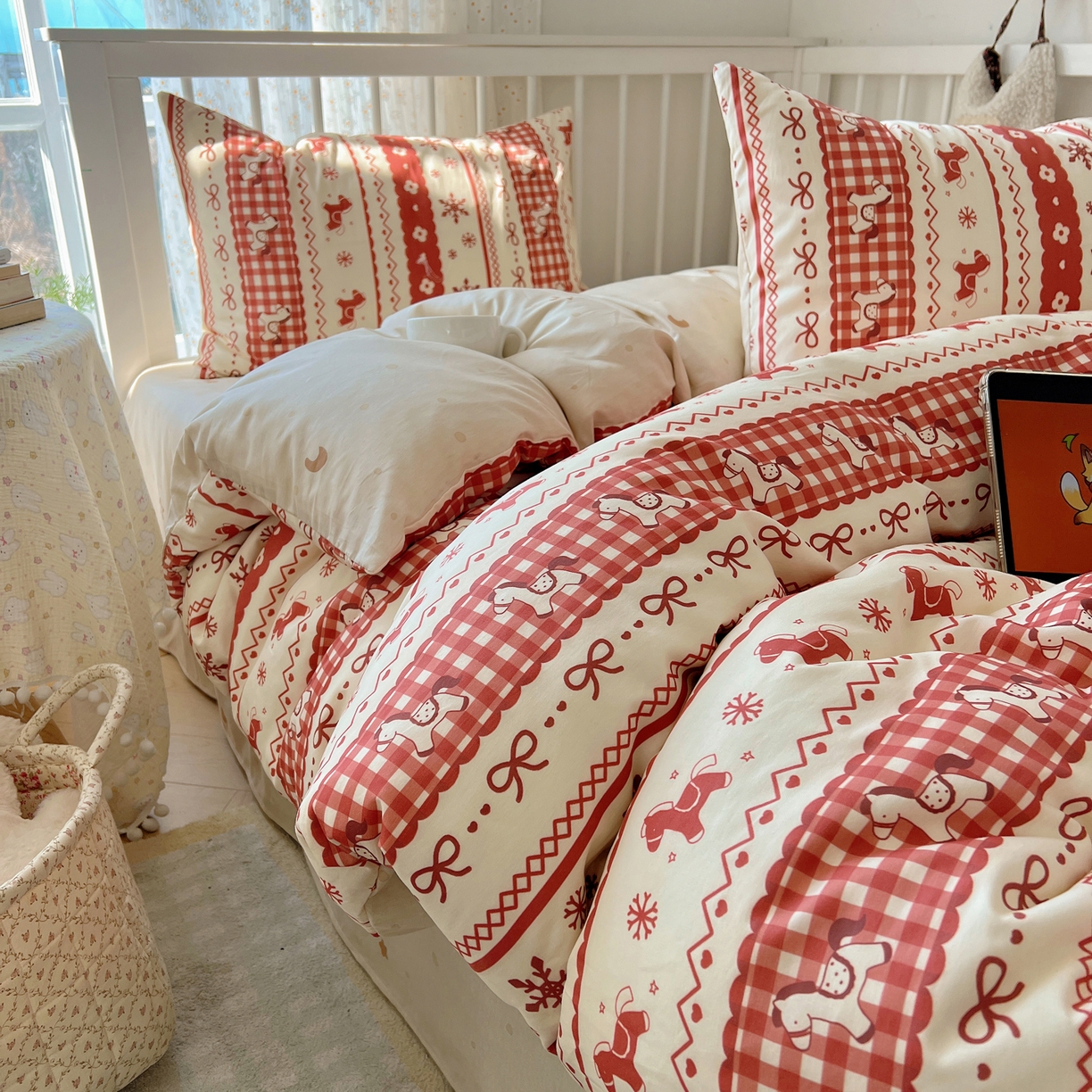 91家纺网 家纺一手货源 找家纺 桃喜 2026春夏新品全棉卡通学生三件套四件套 费尔岛小红马