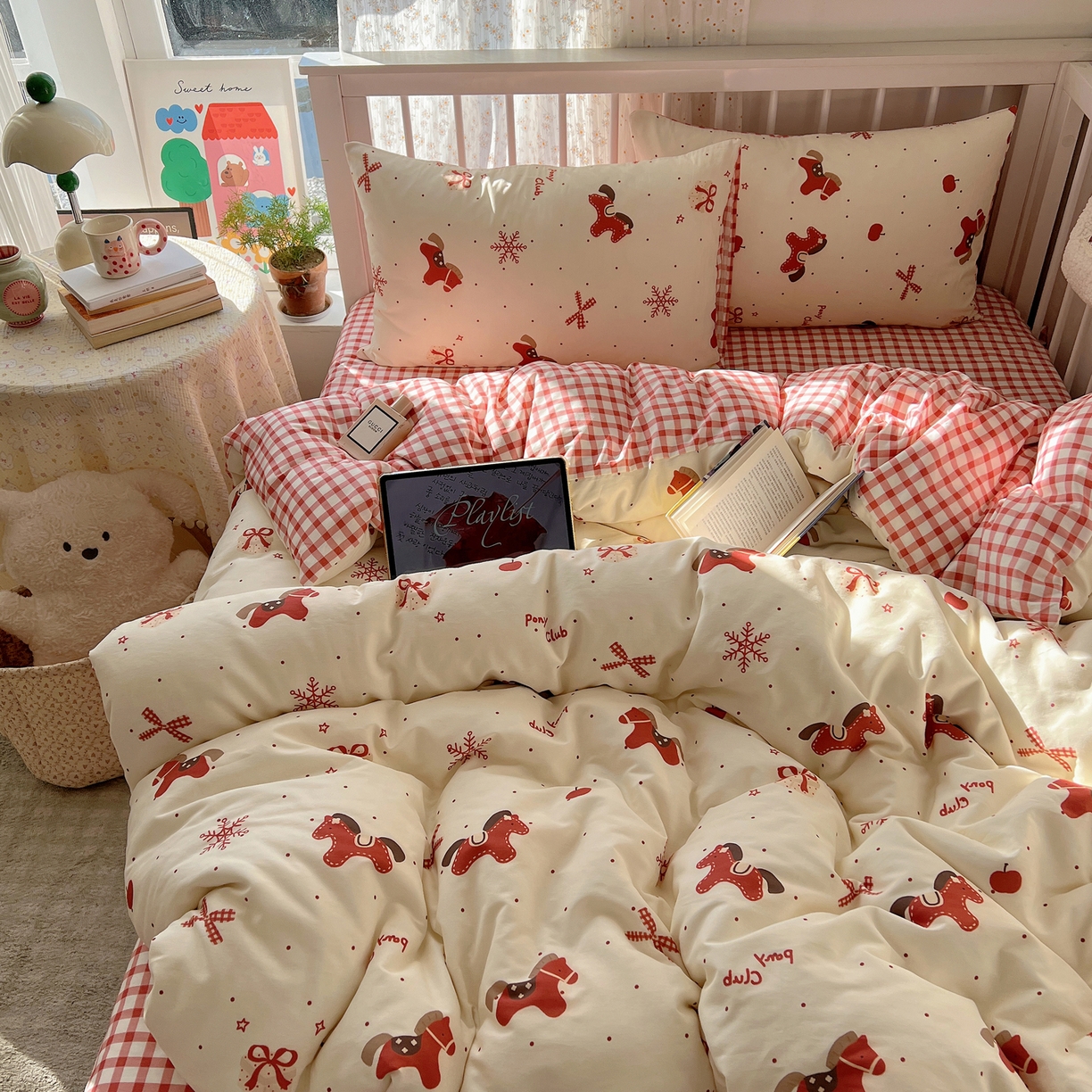 91家纺网 家纺一手货源 找家纺 桃喜 2026春夏新品全棉卡通学生三件套四件套 红色小马