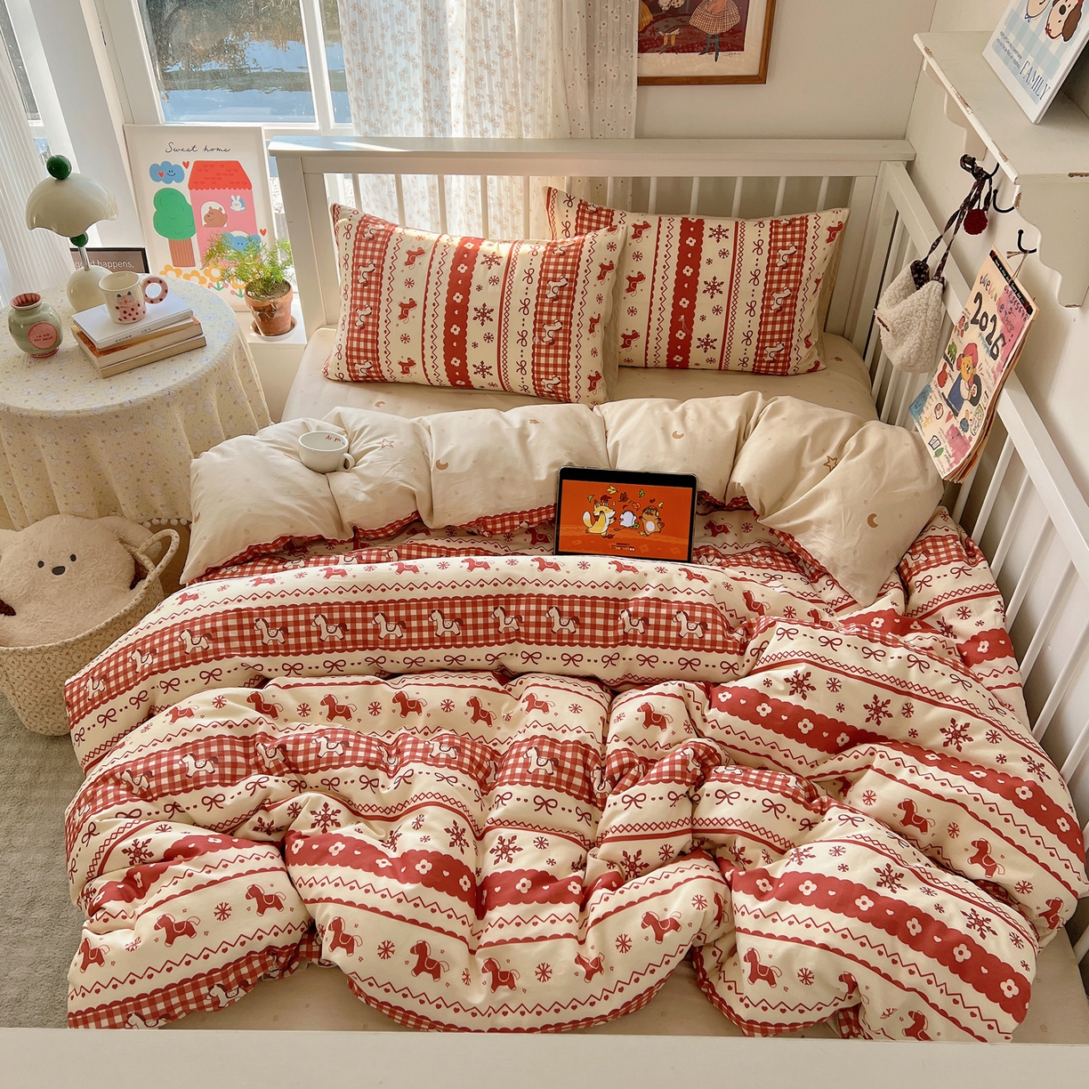 91家纺网 家纺一手货源 找家纺 桃喜 2026春夏新品全棉卡通学生三件套四件套 费尔岛小红马