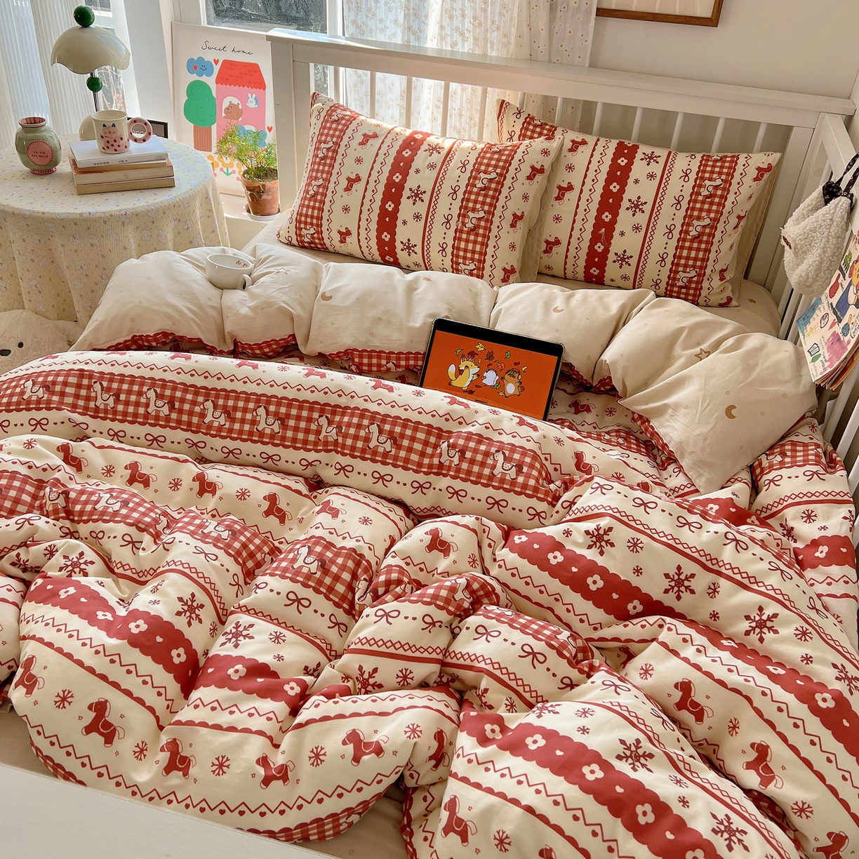 91家纺网 家纺一手货源 找家纺 桃喜 2026春夏新品全棉卡通学生三件套四件套 费尔岛小红马