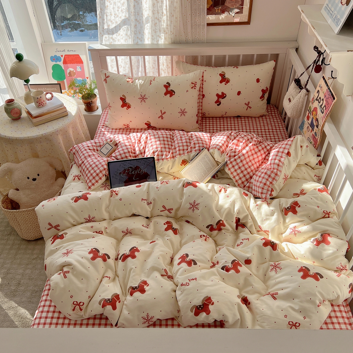 91家纺网 家纺一手货源 找家纺 桃喜 2026春夏新品全棉卡通学生三件套四件套 红色小马