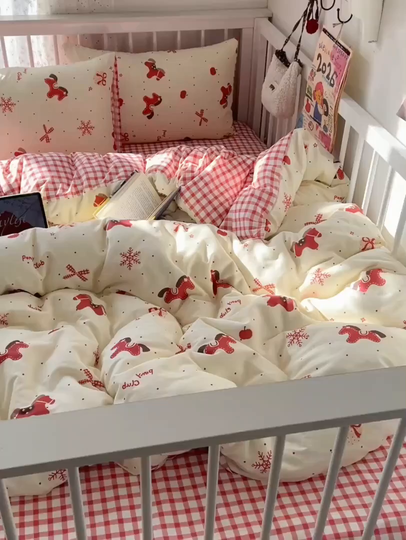 91家纺网 家纺一手货源 找家纺 桃喜 2026春夏新品全棉卡通学生三件套四件套 红色小马