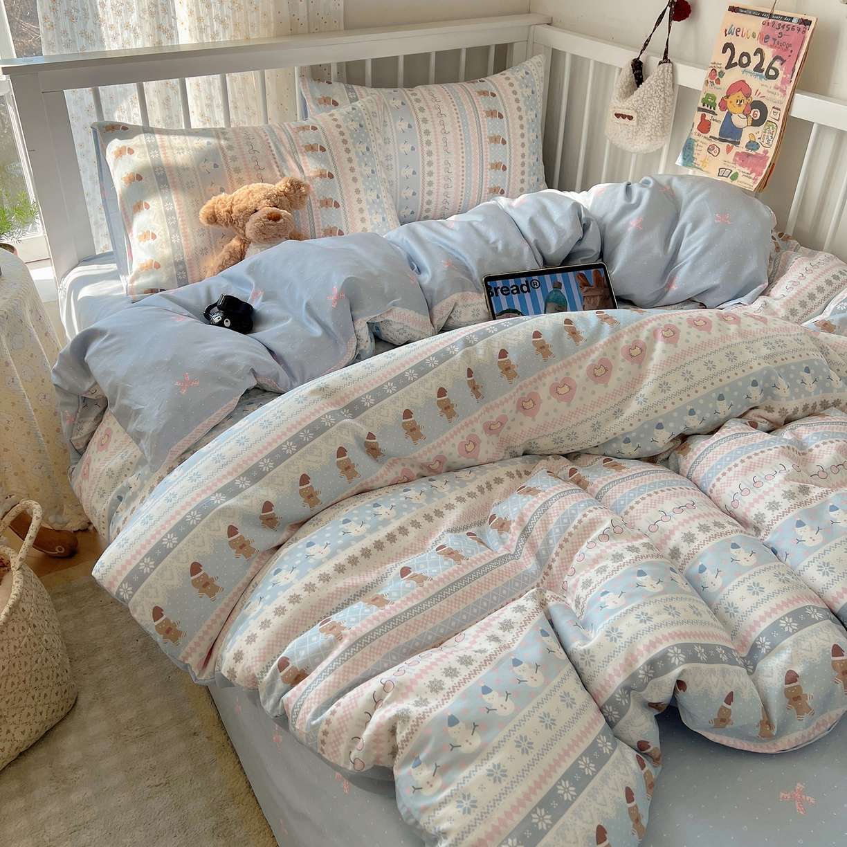 91家纺网 家纺一手货源 找家纺 桃喜 2026春夏新品全棉卡通学生三件套四件套 费尔岛姜饼人