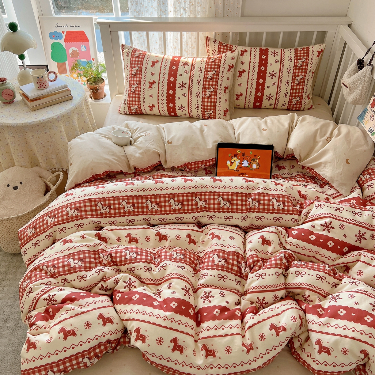 91家纺网 家纺一手货源 找家纺 桃喜 2026春夏新品全棉卡通学生三件套四件套 费尔岛小红马