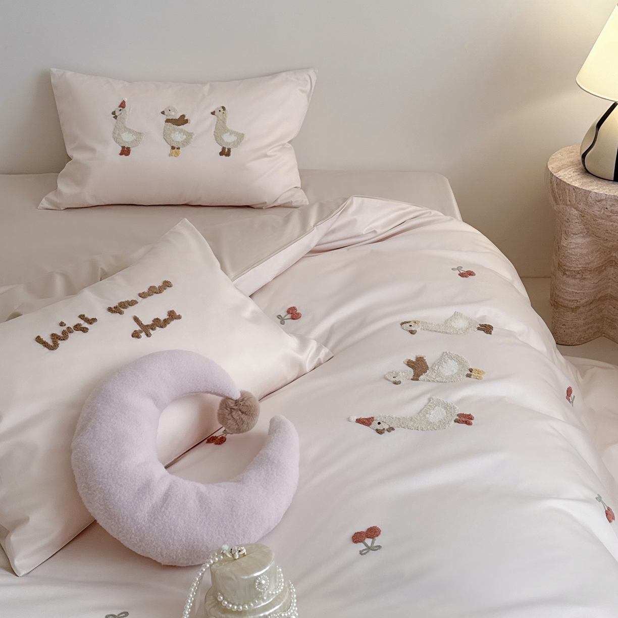 91家纺网 家纺一手货源 找家纺 （总）鹿班家居 2026春季新品色织棉麻精密刺绣系列四件套-秋桉花信（标准会员-20元）