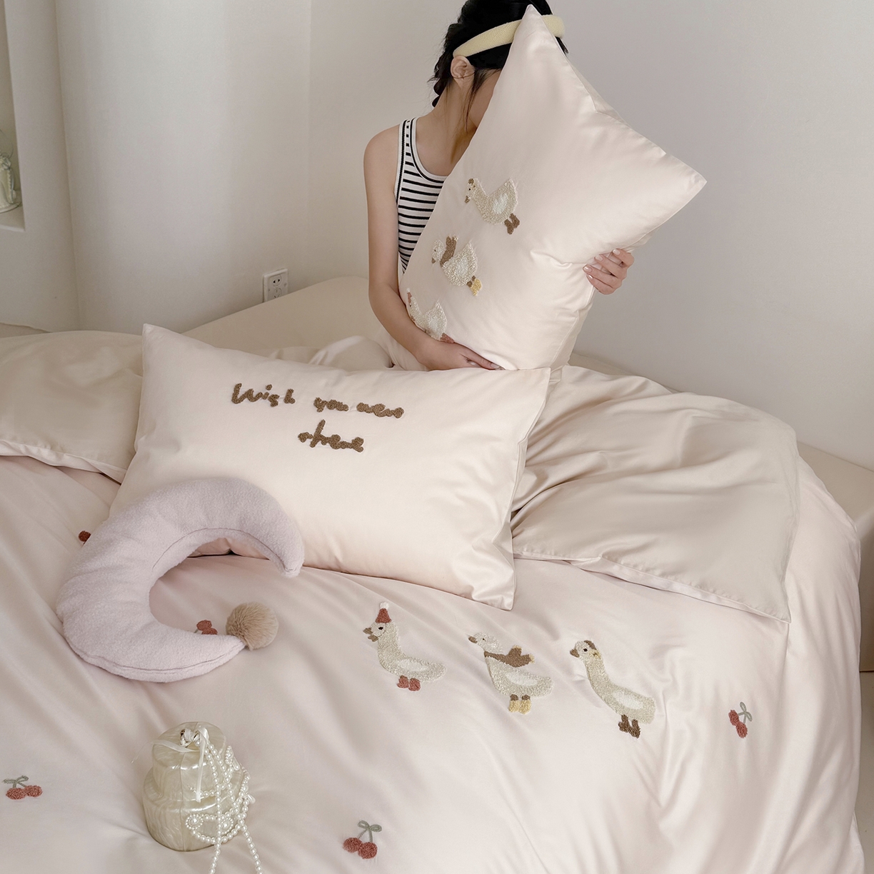 91家纺网 家纺一手货源 找家纺 （总）鹿班家居 2026春季新品100S长绒棉毛巾绣系列四件套-野游去鸭（标准会员-20元）