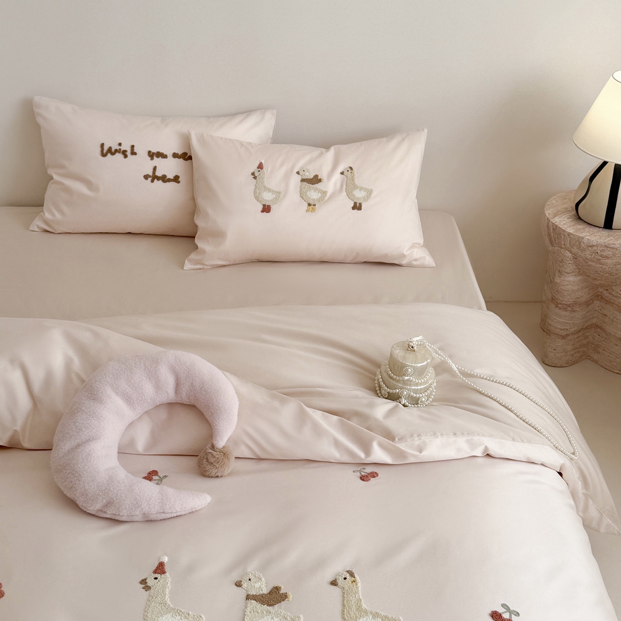 91家纺网 家纺一手货源 找家纺 （总）鹿班家居 2026春季新品100S长绒棉毛巾绣系列四件套-野游去鸭（标准会员-20元）