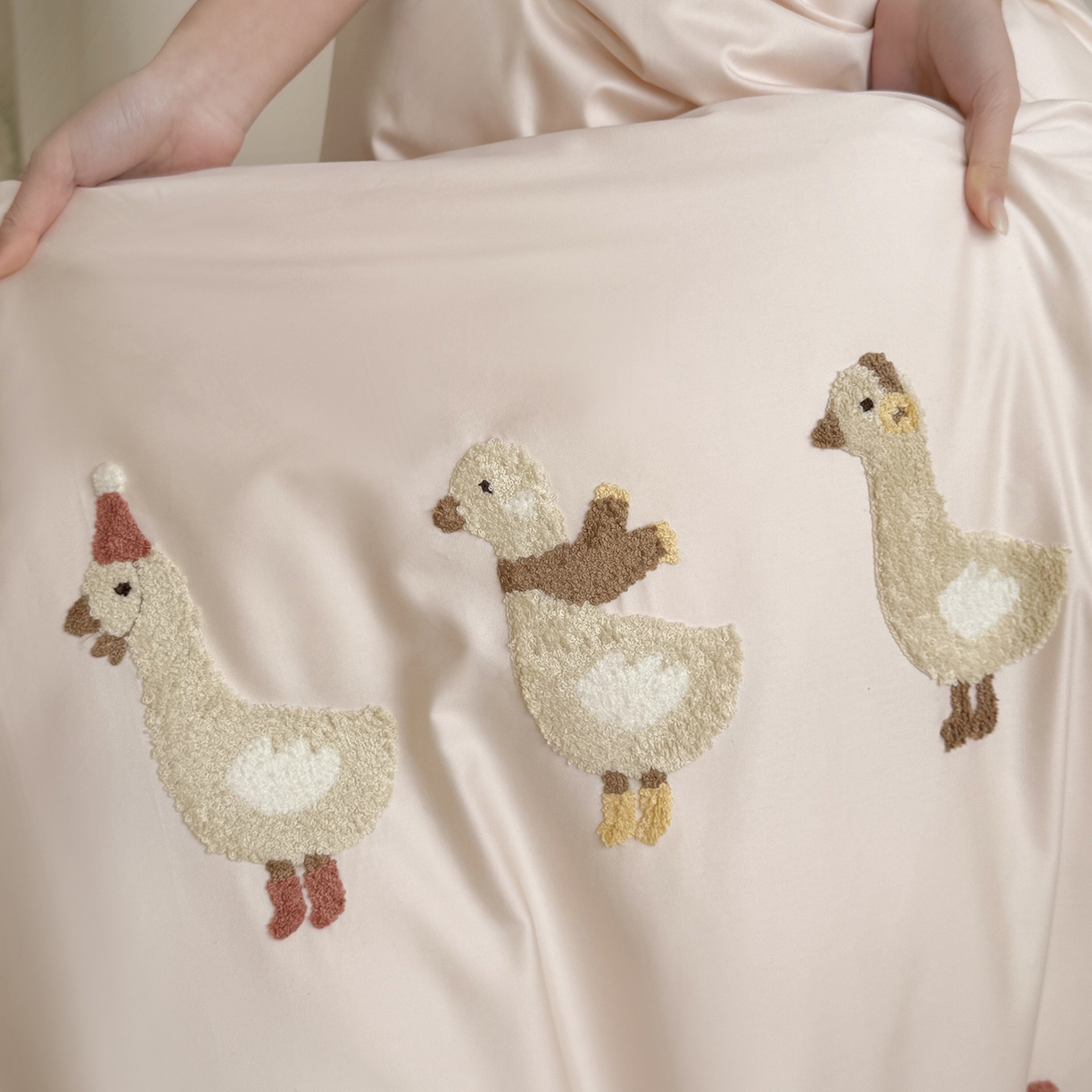 91家纺网 家纺一手货源 找家纺 （总）鹿班家居 2026春季新品100S长绒棉毛巾绣系列四件套-野游去鸭（标准会员-20元）