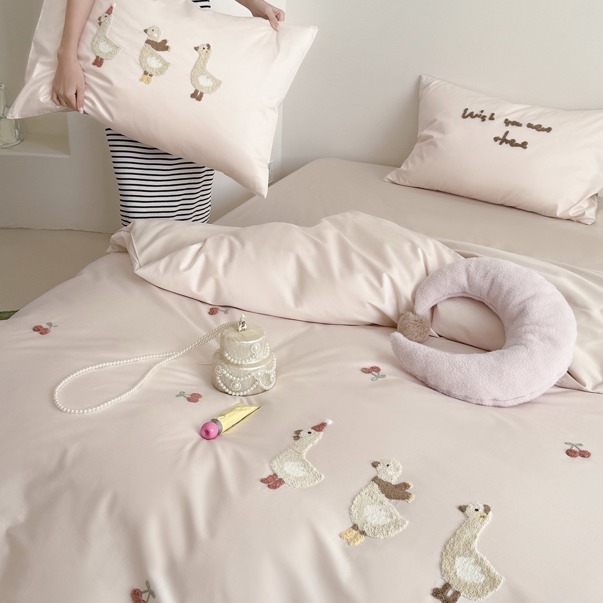 91家纺网 家纺一手货源 找家纺 （总）鹿班家居 2026春季新品100S长绒棉毛巾绣系列四件套-野游去鸭（标准会员-20元）