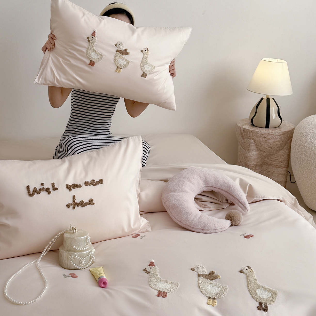 91家纺网 家纺一手货源 找家纺 （总）鹿班家居 2026春季新品100S长绒棉毛巾绣系列四件套-野游去鸭（标准会员-20元）