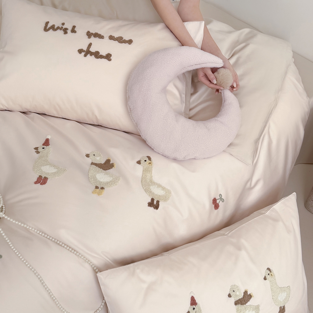 91家纺网 家纺一手货源 找家纺 （总）鹿班家居 2026春季新品100S长绒棉毛巾绣系列四件套-野游去鸭（标准会员-20元）