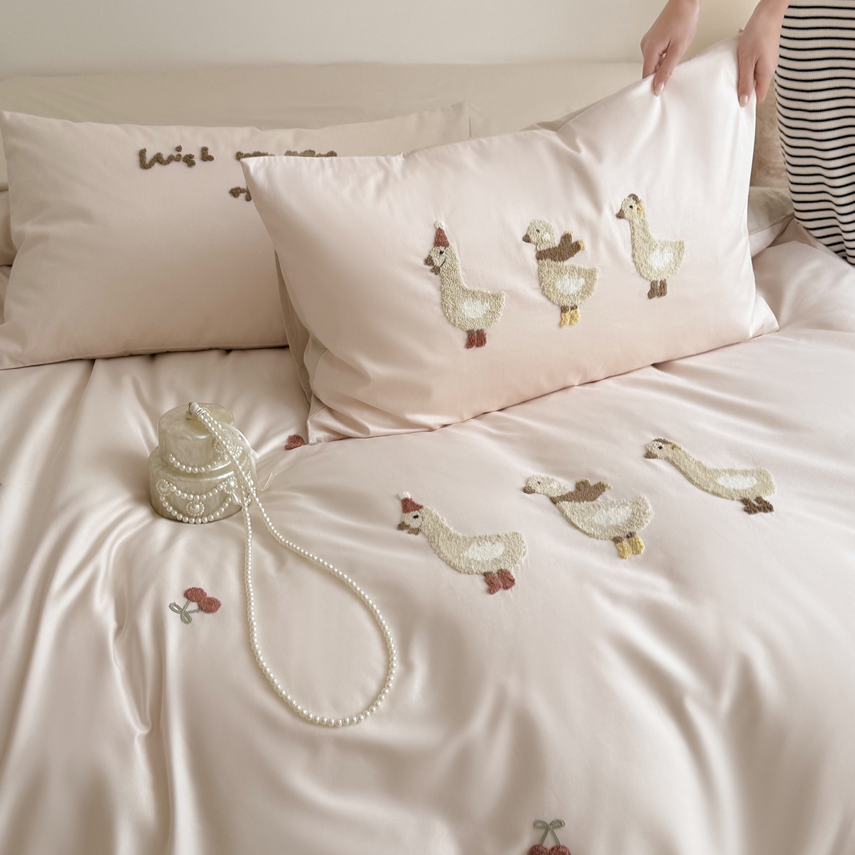 91家纺网 家纺一手货源 找家纺 （总）鹿班家居 2026春季新品100S长绒棉毛巾绣系列四件套-野游去鸭（标准会员-20元）