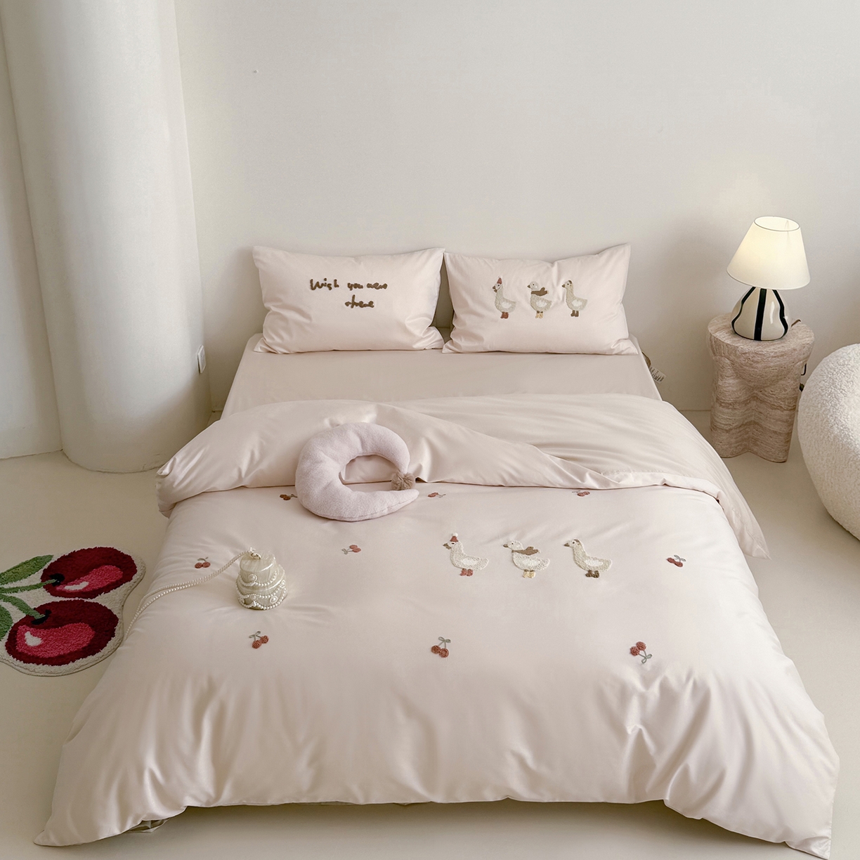 91家纺网 家纺一手货源 找家纺 鹿班家居 2026春季新品100S长绒棉毛巾绣系列四件套-野游去鸭（标准会员-20元） 野游去鸭-粉色