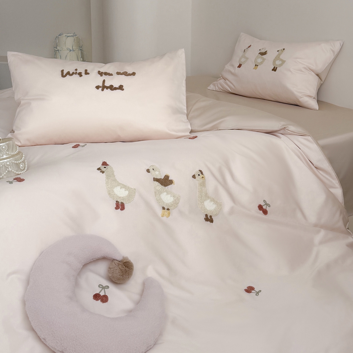 91家纺网 家纺一手货源 找家纺 鹿班家居 2026春季新品100S长绒棉毛巾绣系列四件套-野游去鸭（标准会员-20元） 野游去鸭-粉色