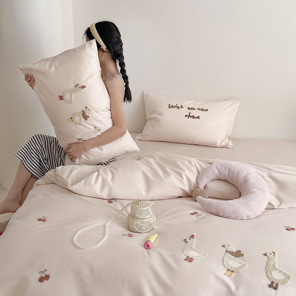 91家纺网 家纺一手货源 找家纺 鹿班家居 2026春季新品100S长绒棉毛巾绣系列四件套-野游去鸭（标准会员-20元） 野游去鸭-粉色