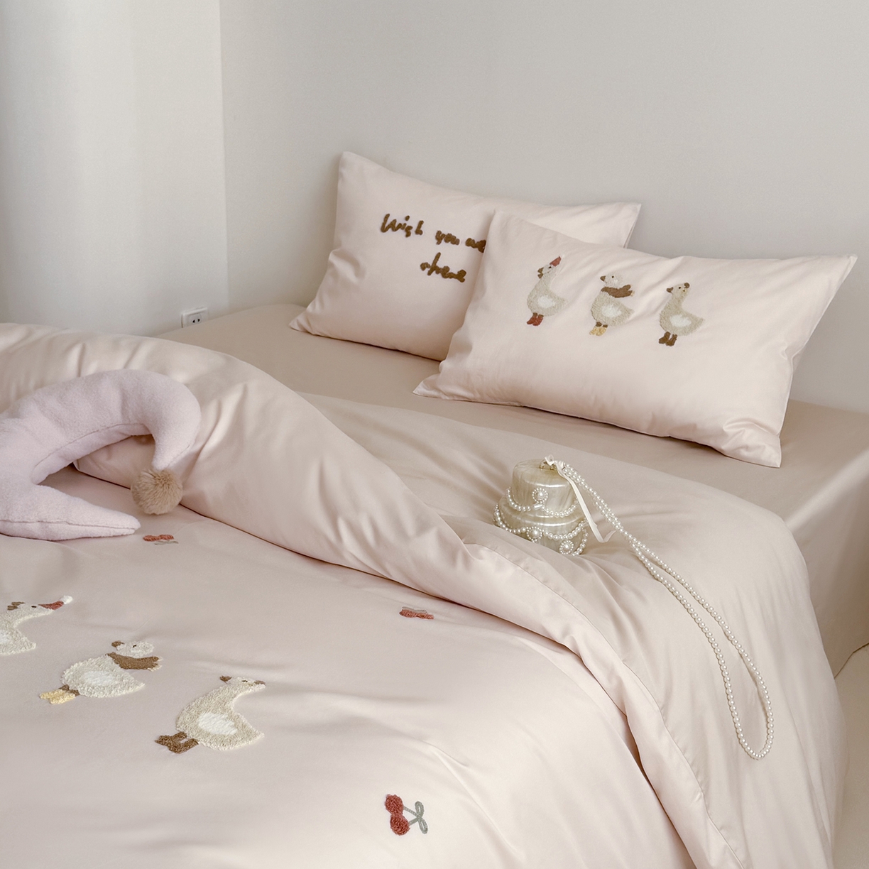 91家纺网 家纺一手货源 找家纺 鹿班家居 2026春季新品100S长绒棉毛巾绣系列四件套-野游去鸭（标准会员-20元） 野游去鸭-粉色