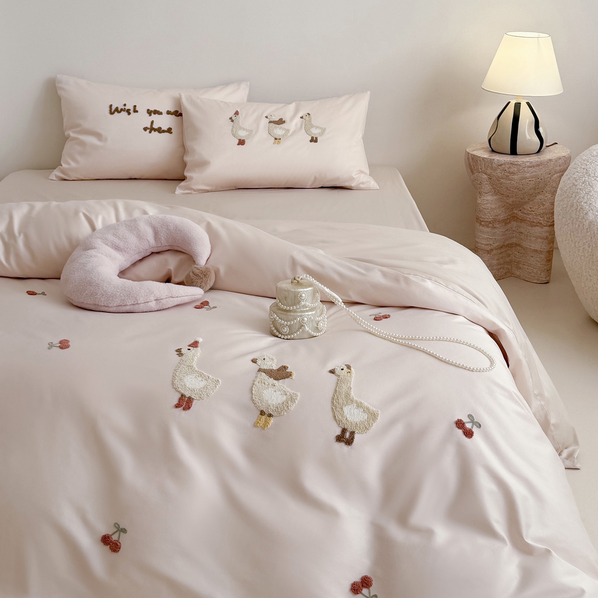 91家纺网 家纺一手货源 找家纺 鹿班家居 2026春季新品100S长绒棉毛巾绣系列四件套-野游去鸭（标准会员-20元） 野游去鸭-粉色