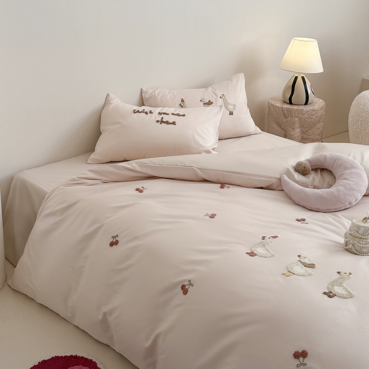 91家纺网 家纺一手货源 找家纺 鹿班家居 2026春季新品100S长绒棉毛巾绣系列四件套-野游去鸭（标准会员-20元） 野游去鸭-粉色