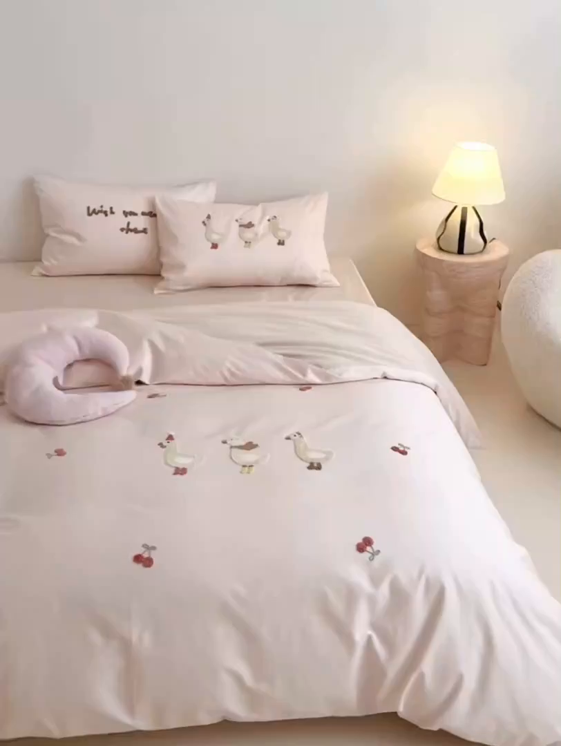 91家纺网 家纺一手货源 找家纺 鹿班家居 2026春季新品100S长绒棉毛巾绣系列四件套-野游去鸭（标准会员-20元） 野游去鸭-粉色