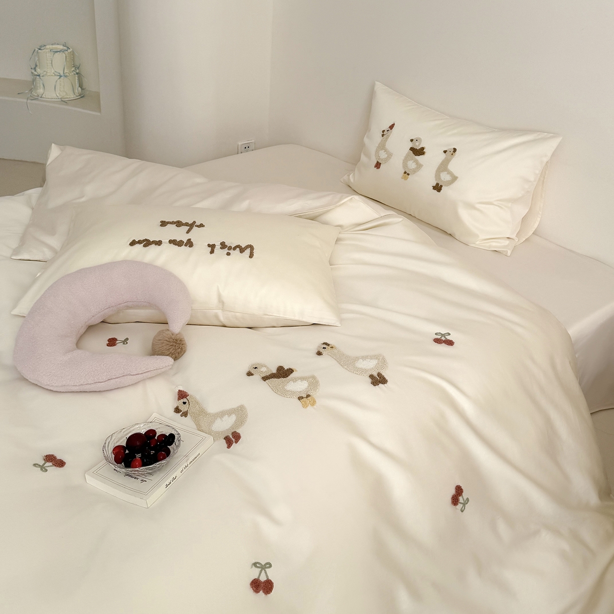 91家纺网 家纺一手货源 找家纺 鹿班家居 2026春季新品100S长绒棉毛巾绣系列四件套-野游去鸭（标准会员-20元） 野游去鸭-奶白