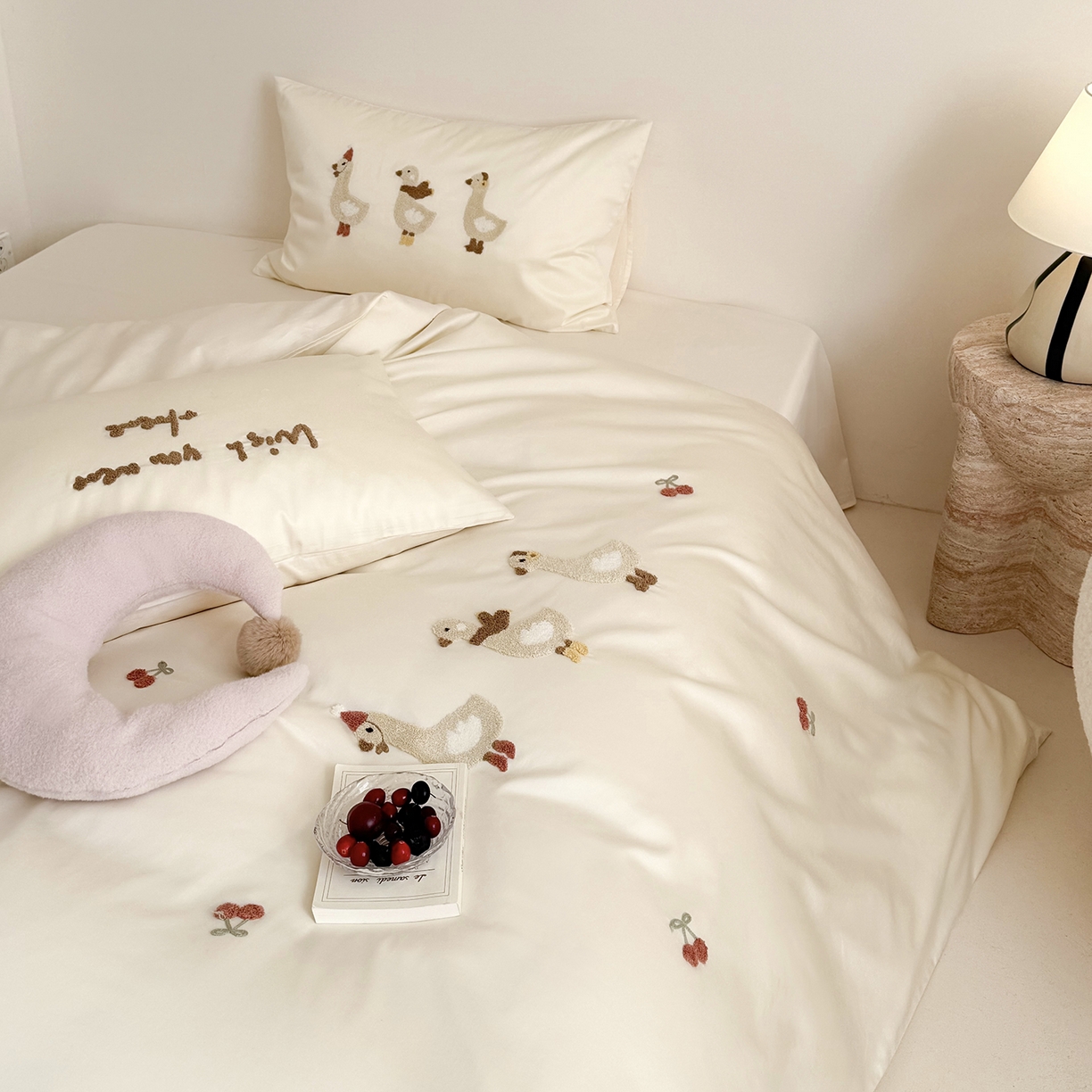 91家纺网 家纺一手货源 找家纺 鹿班家居 2026春季新品100S长绒棉毛巾绣系列四件套-野游去鸭（标准会员-20元） 野游去鸭-奶白