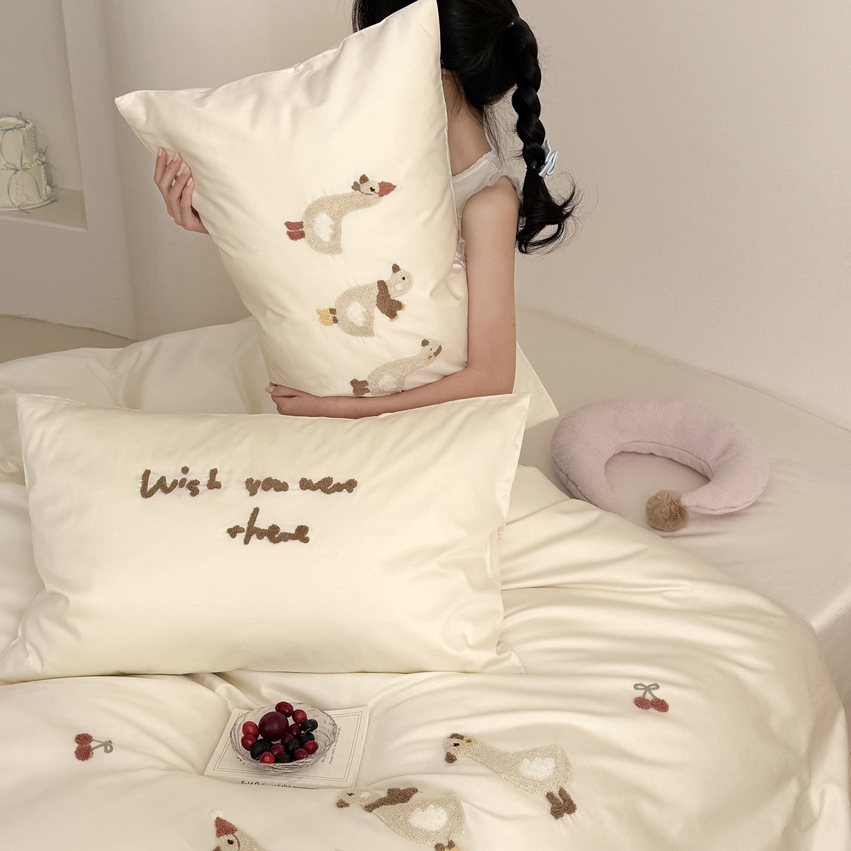 91家纺网 家纺一手货源 找家纺 鹿班家居 2026春季新品100S长绒棉毛巾绣系列四件套-野游去鸭（标准会员-20元） 野游去鸭-奶白