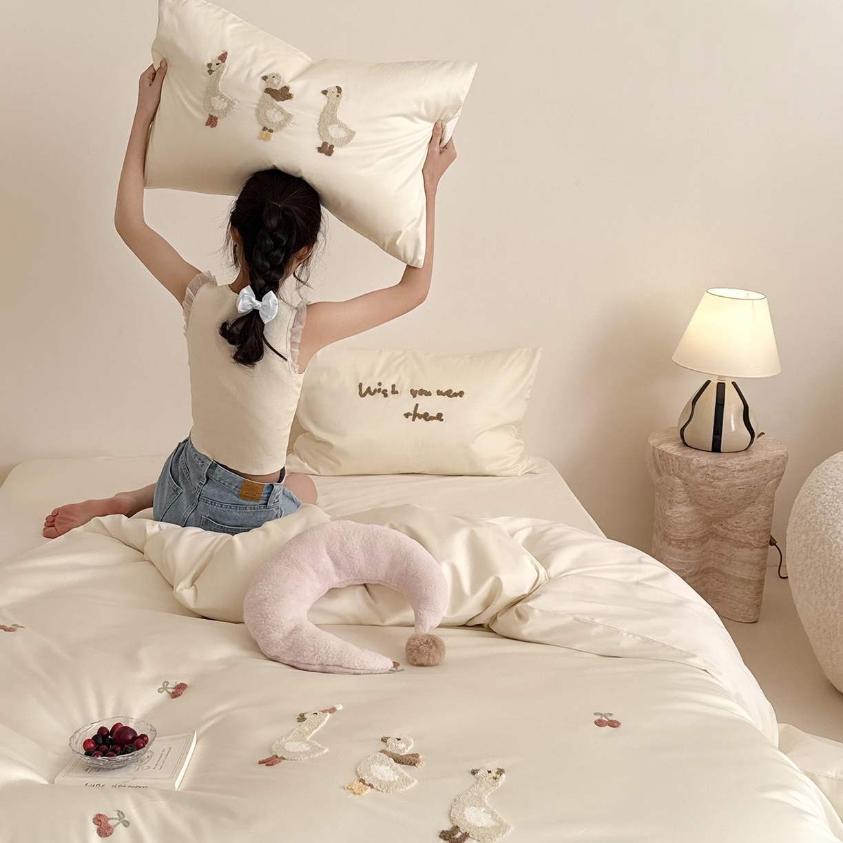 91家纺网 家纺一手货源 找家纺 鹿班家居 2026春季新品100S长绒棉毛巾绣系列四件套-野游去鸭（标准会员-20元） 野游去鸭-奶白