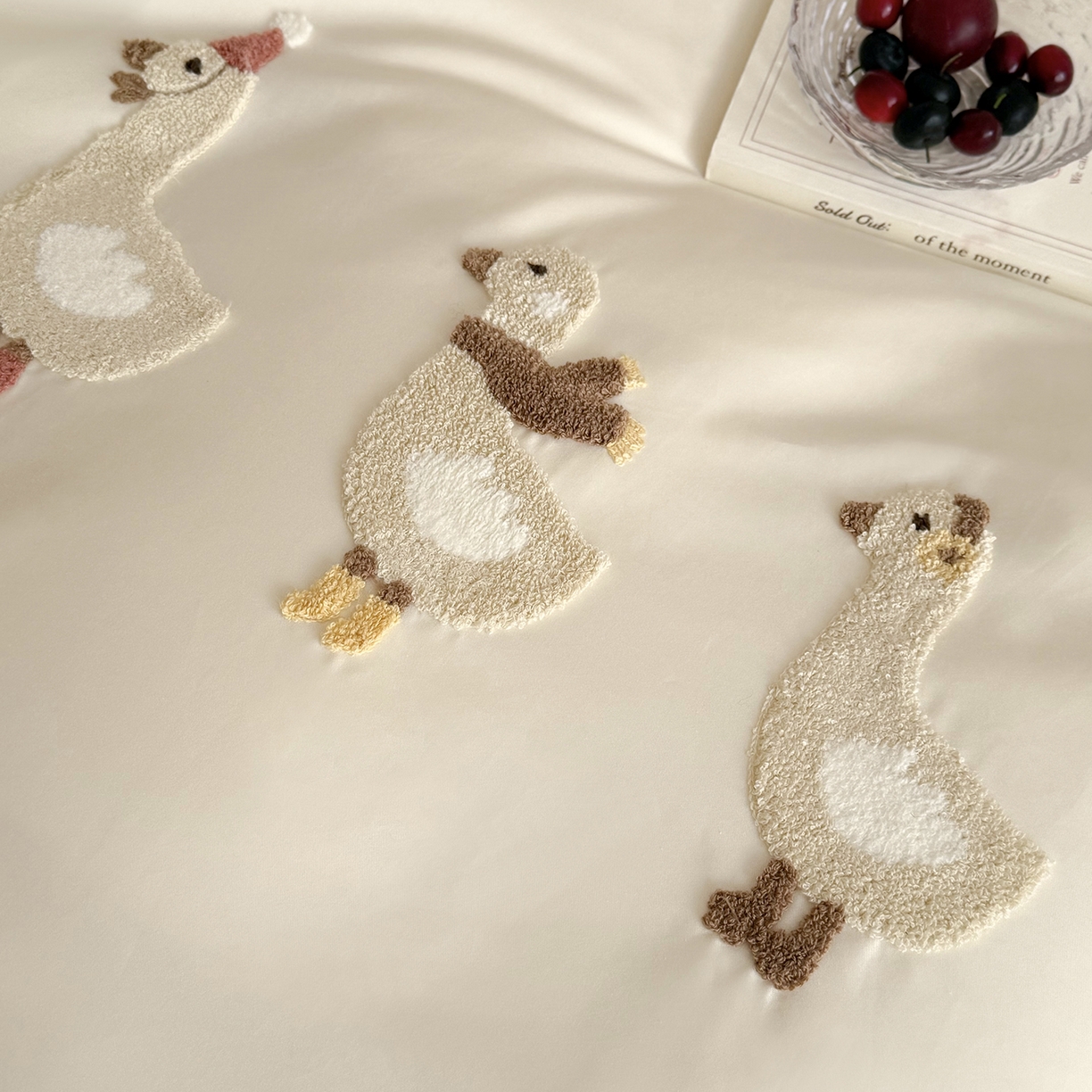 91家纺网 家纺一手货源 找家纺 鹿班家居 2026春季新品100S长绒棉毛巾绣系列四件套-野游去鸭（标准会员-20元） 野游去鸭-奶白