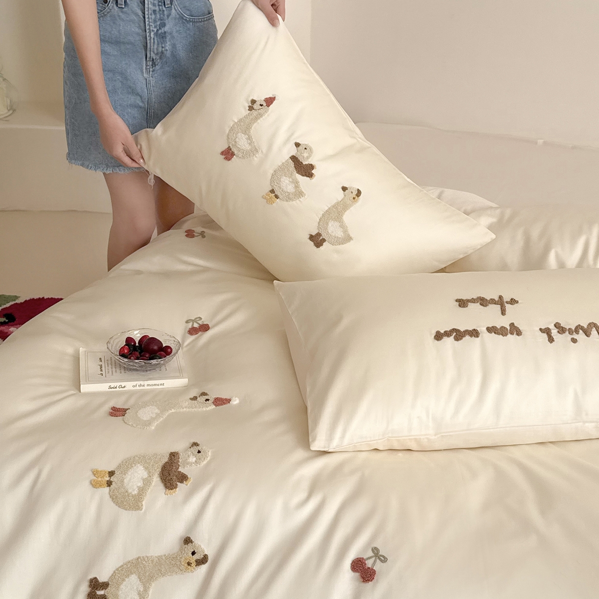 91家纺网 家纺一手货源 找家纺 鹿班家居 2026春季新品100S长绒棉毛巾绣系列四件套-野游去鸭（标准会员-20元） 野游去鸭-奶白