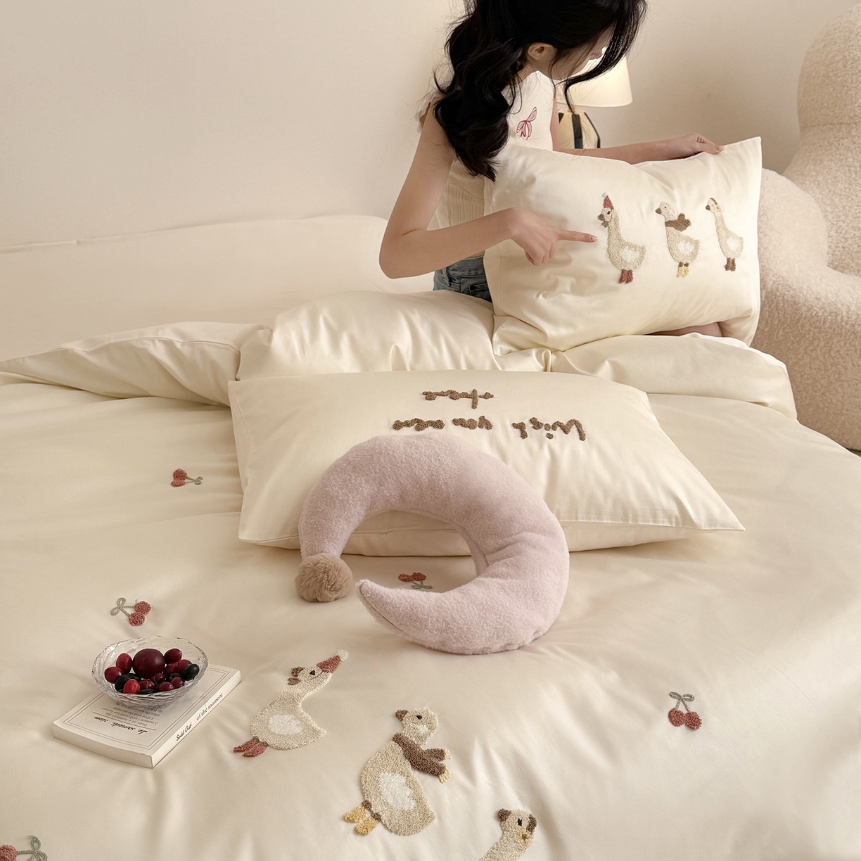 91家纺网 家纺一手货源 找家纺 鹿班家居 2026春季新品100S长绒棉毛巾绣系列四件套-野游去鸭（标准会员-20元） 野游去鸭-奶白