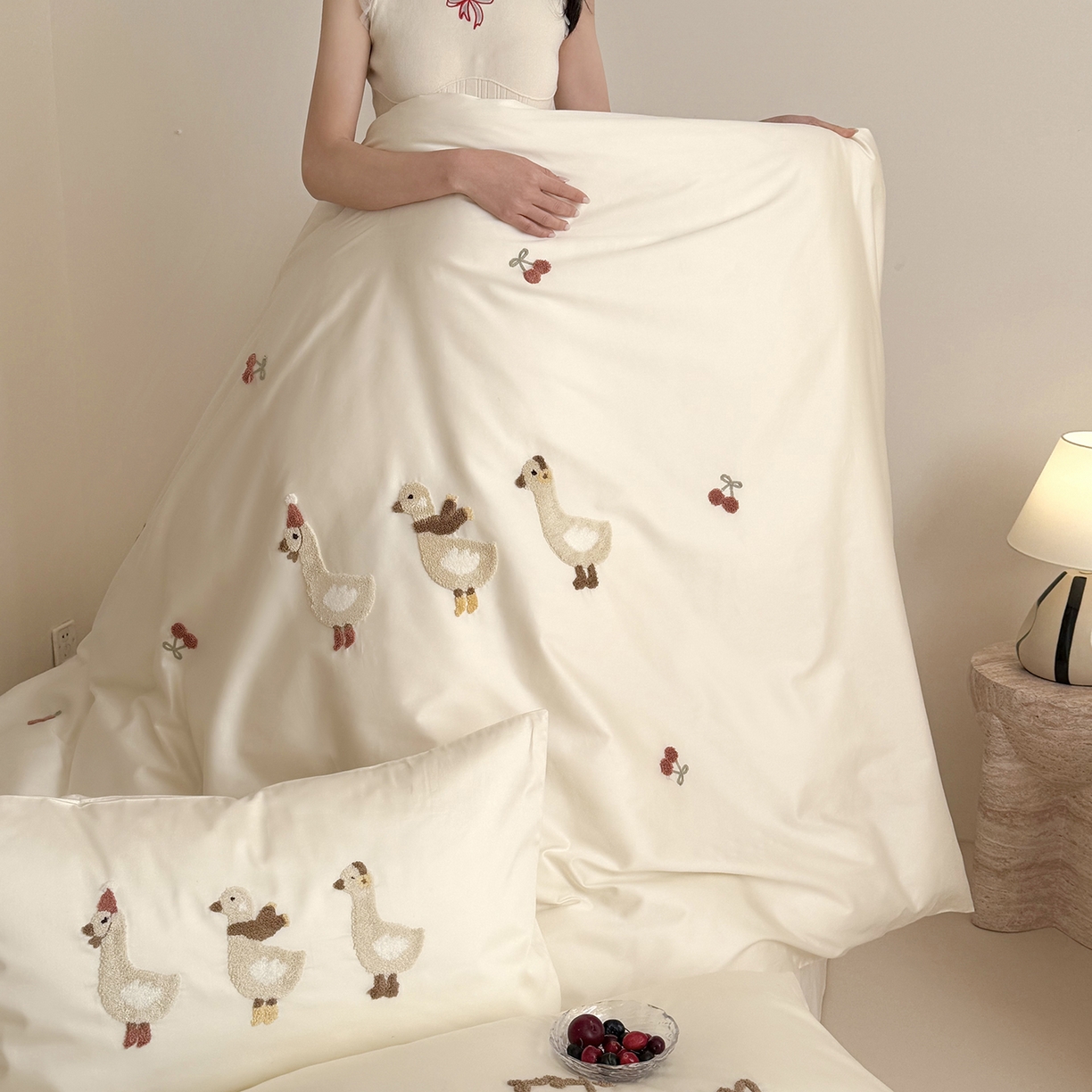 91家纺网 家纺一手货源 找家纺 鹿班家居 2026春季新品100S长绒棉毛巾绣系列四件套-野游去鸭（标准会员-20元） 野游去鸭-奶白