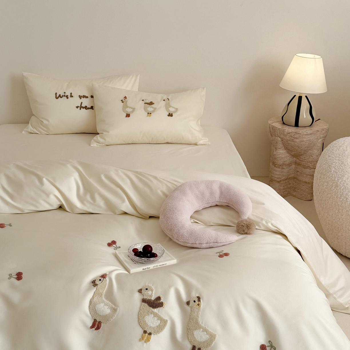 91家纺网 家纺一手货源 找家纺 鹿班家居 2026春季新品100S长绒棉毛巾绣系列四件套-野游去鸭（标准会员-20元） 野游去鸭-奶白