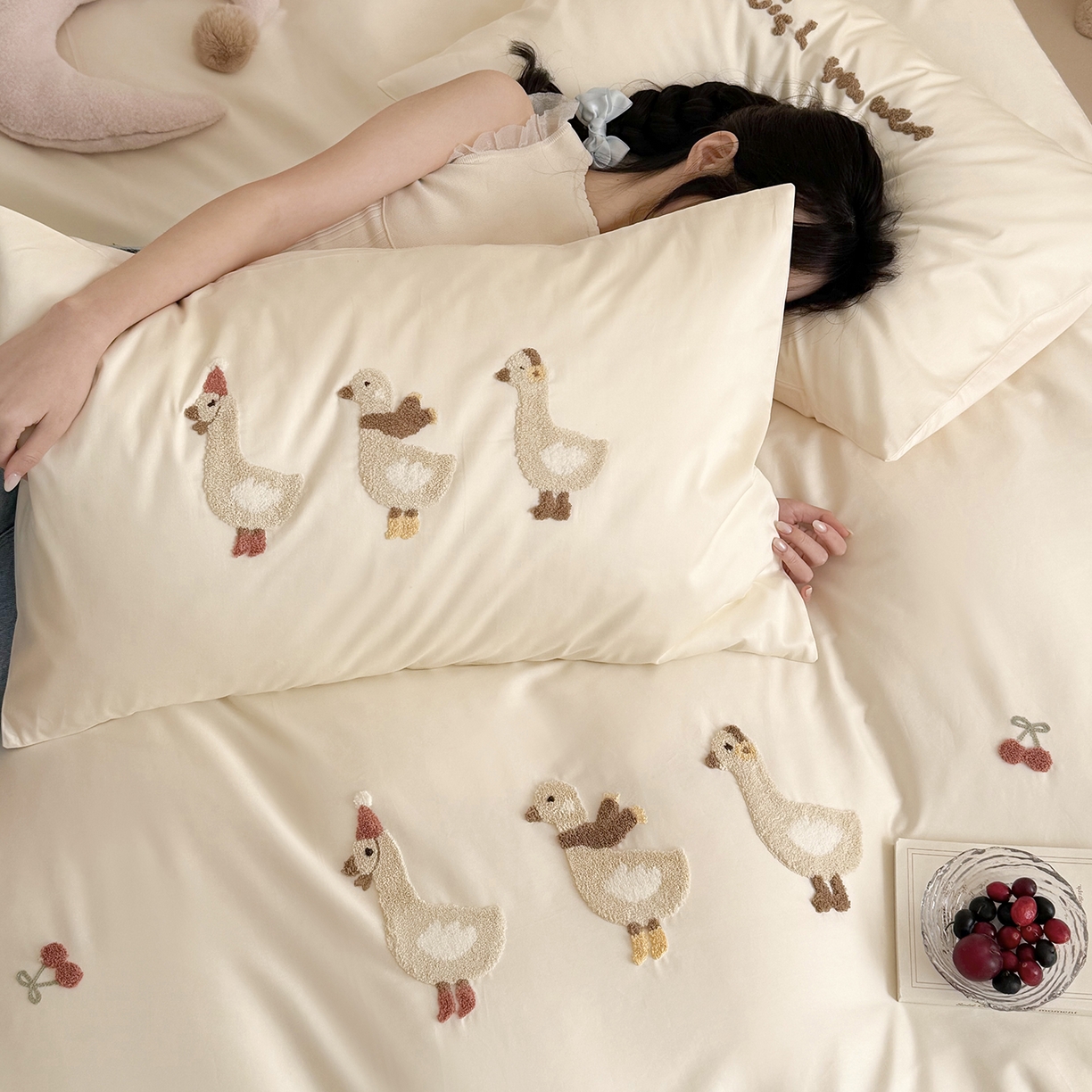 91家纺网 家纺一手货源 找家纺 鹿班家居 2026春季新品100S长绒棉毛巾绣系列四件套-野游去鸭（标准会员-20元） 野游去鸭-奶白