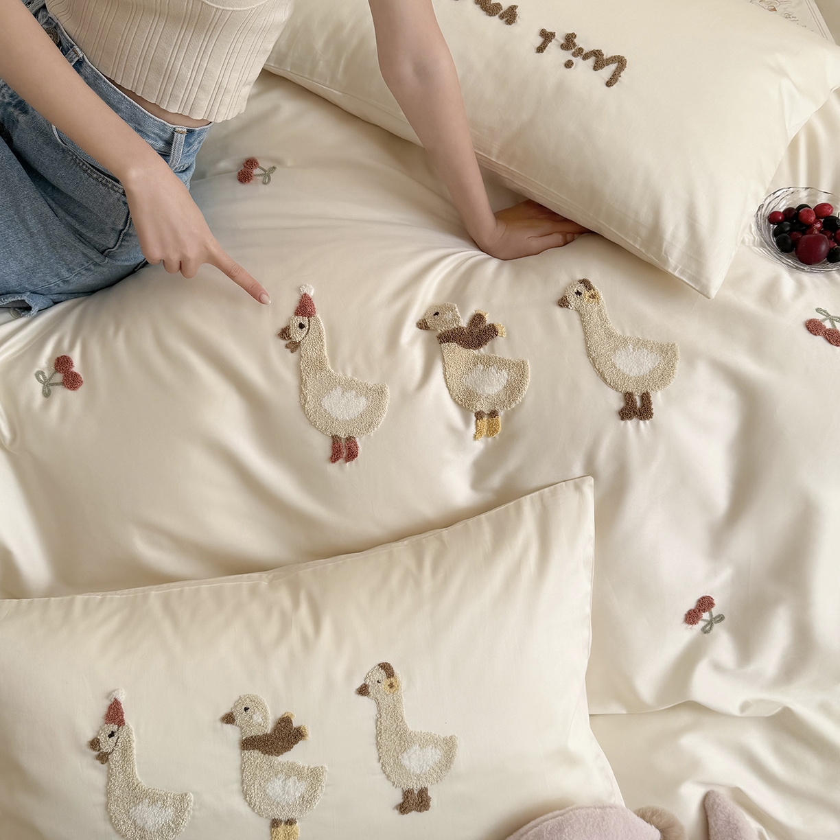 91家纺网 家纺一手货源 找家纺 鹿班家居 2026春季新品100S长绒棉毛巾绣系列四件套-野游去鸭（标准会员-20元） 野游去鸭-奶白