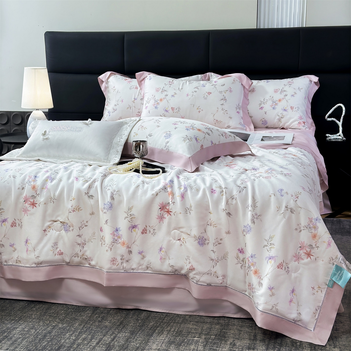 91家纺网 家纺一手货源 找家纺 朵希曼 2026新款50天丝镂空夏被四件套系列（控价：夏被四件套券后不低于299元)(小号控价不低于149 标准单夏被控价169，加大单夏被控价189) 花开有时