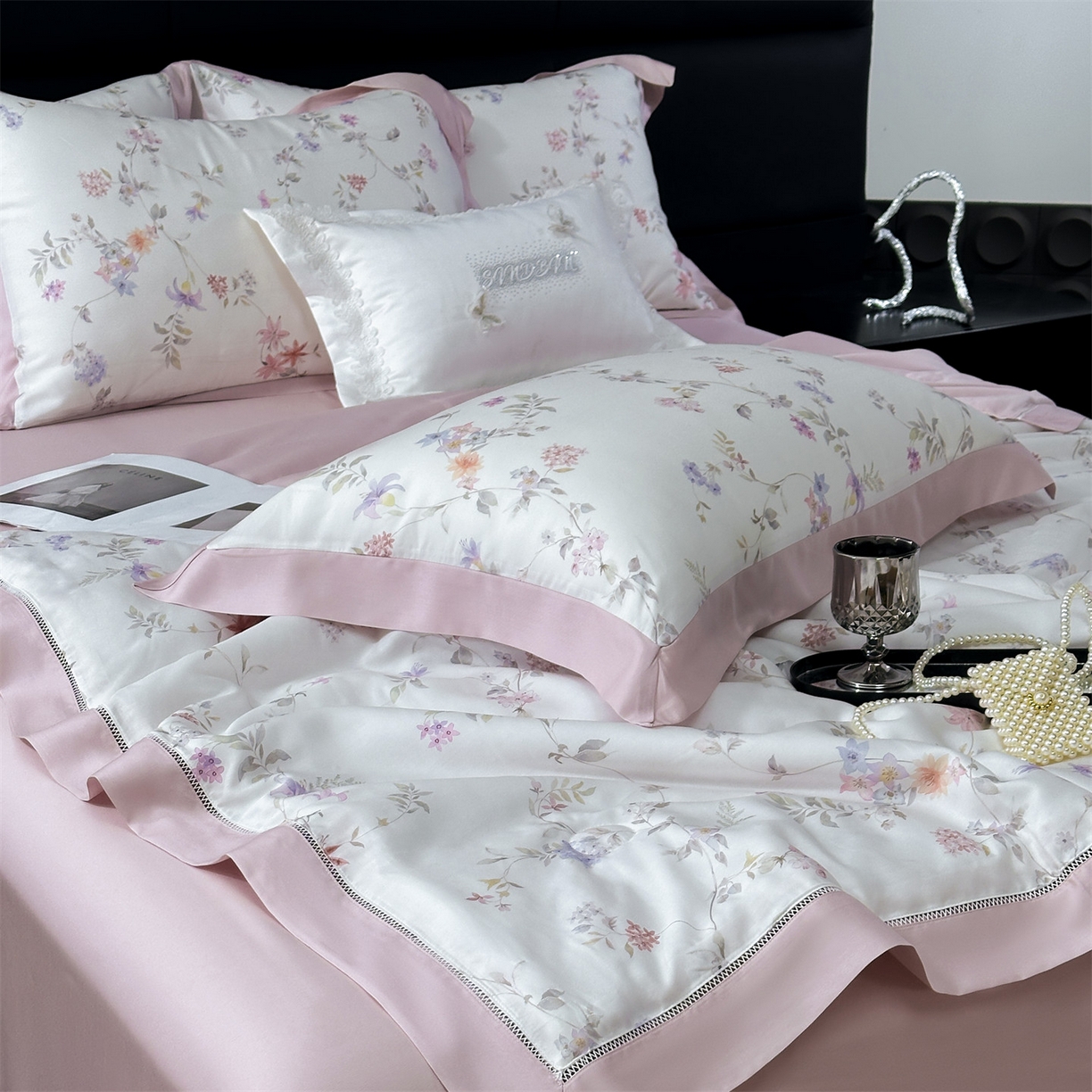 91家纺网 家纺一手货源 找家纺 朵希曼 2026新款50天丝镂空夏被四件套系列（控价：夏被四件套券后不低于299元)(小号控价不低于149 标准单夏被控价169，加大单夏被控价189) 花开有时