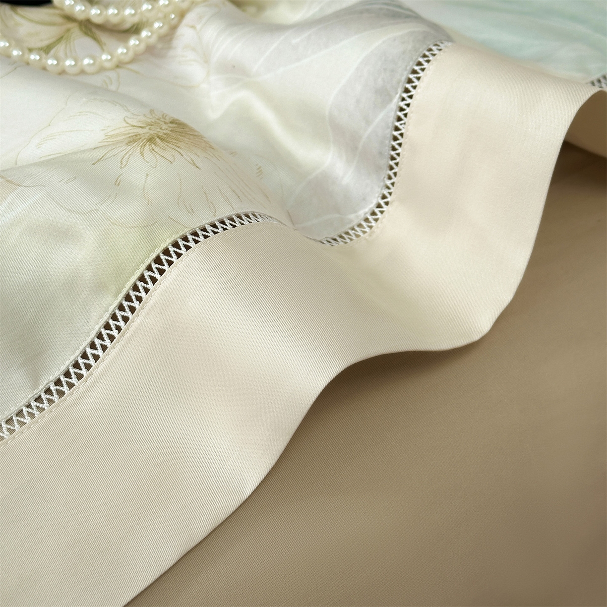 91家纺网 家纺一手货源 找家纺 朵希曼 2026新款50天丝镂空夏被四件套系列（控价：夏被四件套券后不低于299元)(小号控价不低于149 标准单夏被控价169，加大单夏被控价189) 花溪-浅米黄