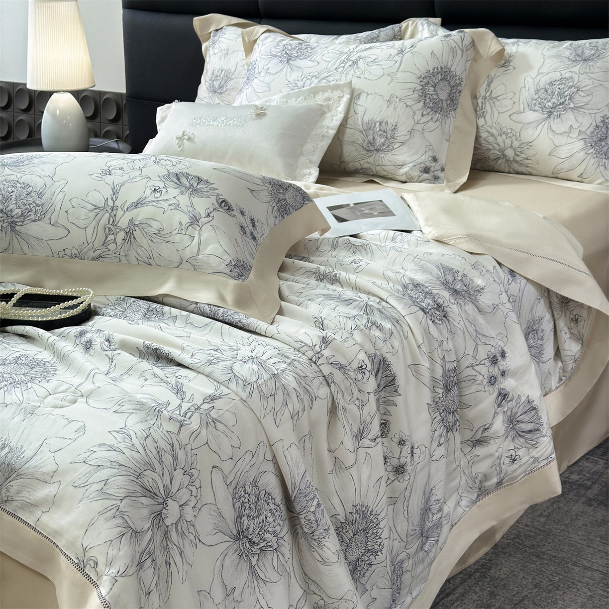 91家纺网 家纺一手货源 找家纺 朵希曼 2026新款50天丝镂空夏被四件套系列（控价：夏被四件套券后不低于299元)(小号控价不低于149 标准单夏被控价169，加大单夏被控价189) 卉颜-米灰