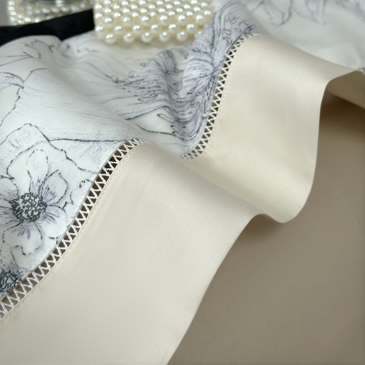 91家纺网 家纺一手货源 找家纺 朵希曼 2026新款50天丝镂空夏被四件套系列（控价：夏被四件套券后不低于299元)(小号控价不低于149 标准单夏被控价169，加大单夏被控价189) 卉颜-米灰